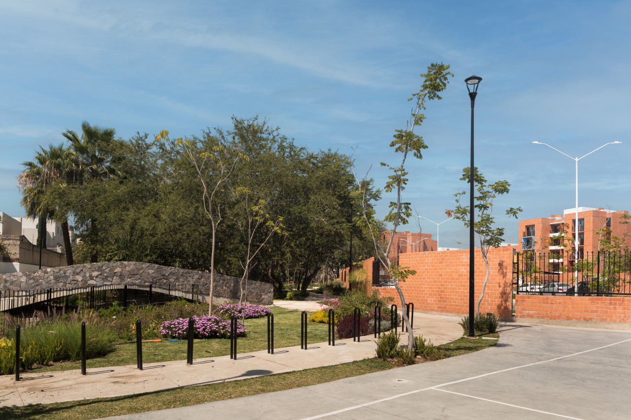 Punta Foresta combina el diseño contemporáneo con una arquitectura elegante y funcional, creando un ambiente sofisticado y acogedor para sus residentes. Esta foto muestra su parque lineal.